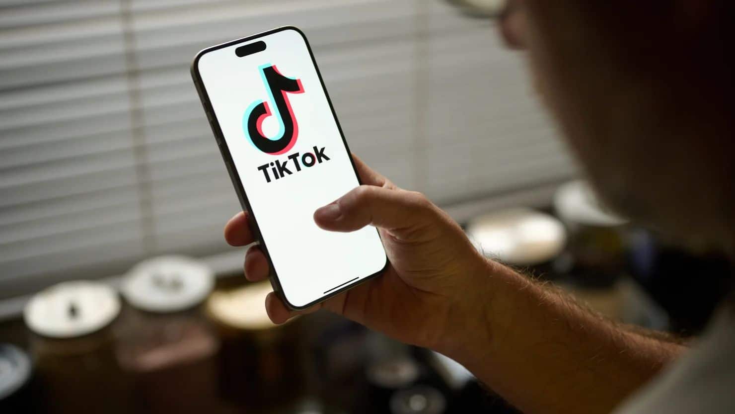 EU targets TikTok and Instagram over “addictive design” features in ...